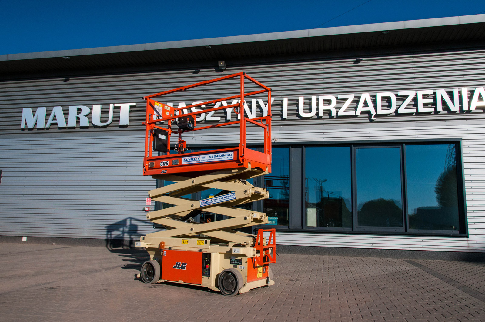Podnośniki i podesty nożycowe na wynajem - bardzo korzystne rozwiązanie dla przedsiębiorców